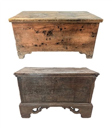 Lotto composto da due antichi cassoni in legni vari con piedi a mensola (cm 122