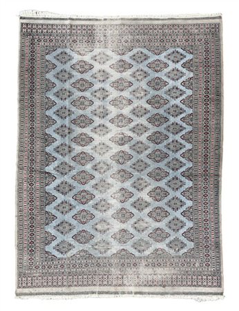 Tappeto Boukhara, Pakistan, secolo XX. Decoro con Memling Gül su fondo azzurro