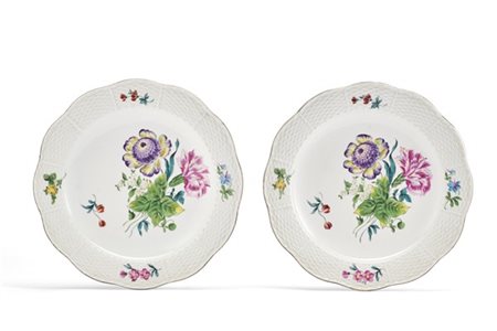 Manifattura di Herend, secolo XIX-XX. Coppia di piatti in porcellana policroma