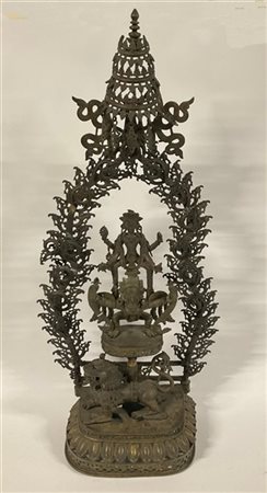 Gruppo in ottone inciso e traforato con divinità

Nepal, secolo XX 

(cm 48x105