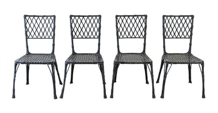 *Gruppo di quattro sedie da giardino in metallo verniciato nero a imitazione de