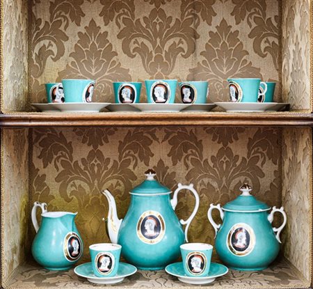 Manifattura del secolo XIX-XX. Servizio da tè in porcellana decorata da medagli