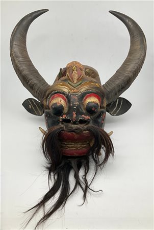 Maschera rituale con corna di bufalo
Tibet, secolo XX 
(cm 52x40) (difetti)

Il