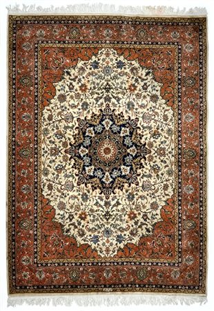 Tappeto romeno, recente manifattura. Decoro con medaglione polilobato policromo