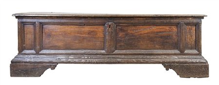 Cassapanca con fronte e montanti riquadrati e piedi sagomati a mensola. Secolo
