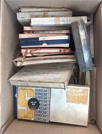 Cartone contenente diversi nastri di filmati pubblicitari degli anni '60 e '70.