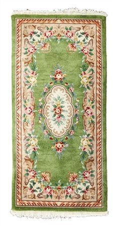 Tappeto Cina, secolo XX. Decoro alla francese con medaglione ovale fiorito su c