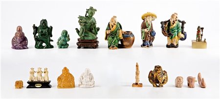 Lotto composto da numerose e piccole sculture di soggetti, materiali e misure d