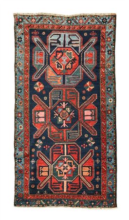 Tappeto Kazak, Caucaso, inizio secolo XX. Decoro con tre medaglioni policromi s