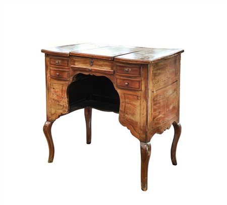 Toilette da centro in legni vari decorata da filettature con piano sagomato, tr