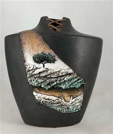 Mario Paschetta Vaso in terraglia smaltata con decoro a rilievo sul fronte (h cm