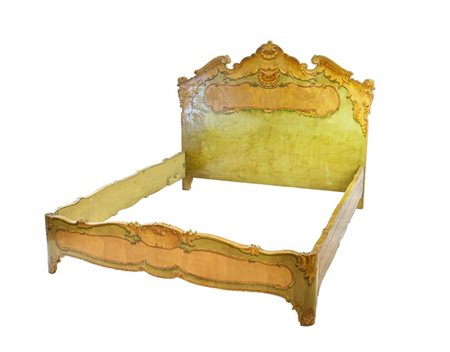 Letto a due piazze in legno dipinto in policromia di forma sagomata e decorata