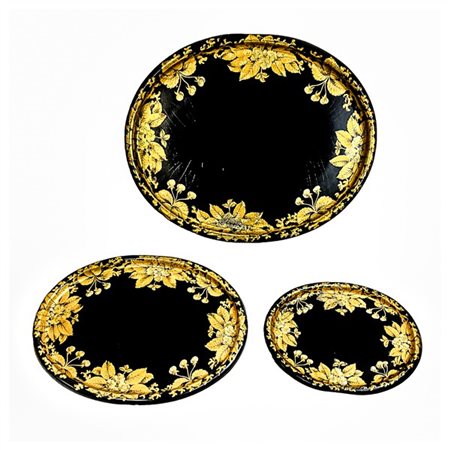 Tre vassoi di forma ovale in papier machè con decoro floreale in oro su fondo e