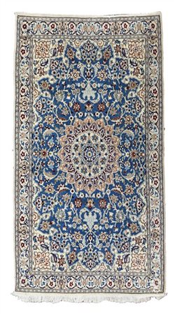 Tappeto Nain, Persia, secolo XX. Annodato in lana e seta. Decoro con medaglione