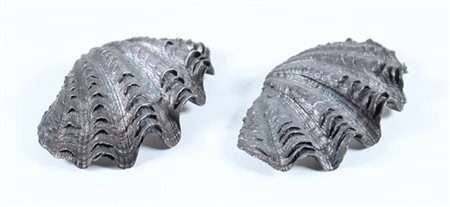 Due conchiglie placcate in argento (L cm 9) (lievi difetti)