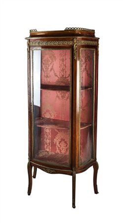 Vetrina in legni vari di forma sagomata con tre lati a vetro, fronte ad un'anta