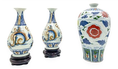 Manifattura di Cina, secolo XX. Lotto di tre vasetti in porcellana policroma di