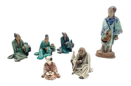 Manifattura di Cina, secolo XX. Lotto di sei statuine in ceramica di diverso de