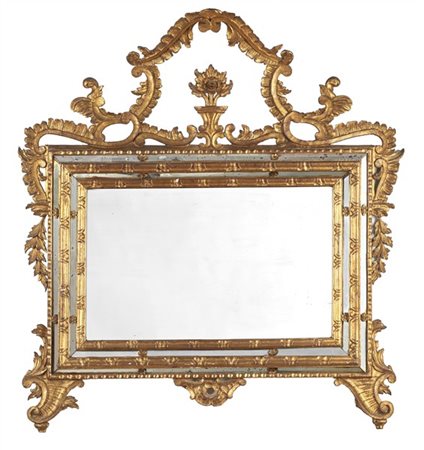 Specchiera con cornice a doppio ordine su fondo specchiato in legno intagliato,