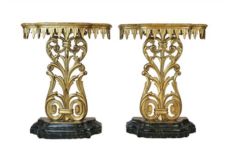 Coppia di piccole console in legno intagliato e dorato con base e piano dipinti