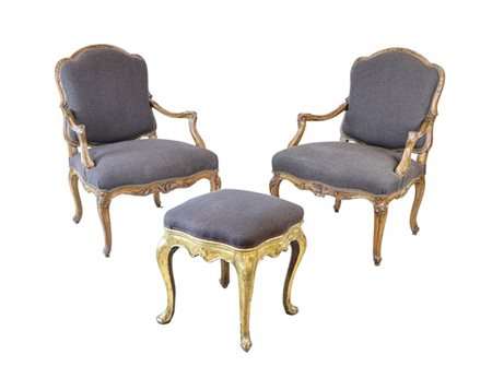 Lotto composto da coppia di poltrone in legno intagliato con decori a rocaille,