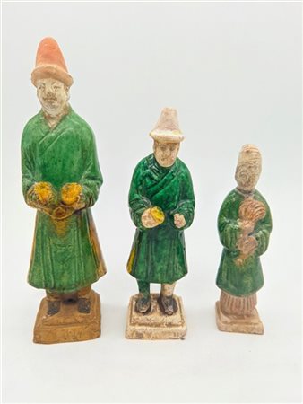 Tre figure di attendenti in terracotta invetriata su base squadrata.
Cina, dina