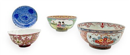 Manifattura cinese, secolo XX. Lotto composto da tre ciotole e un piattino in p