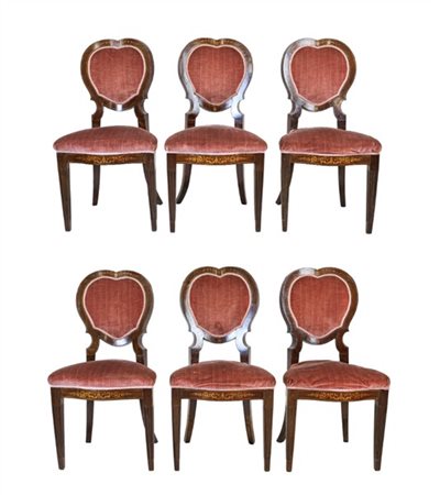 Gruppo di sei sedie in mogano con schienale sagomato, filettato e intarsiato in
