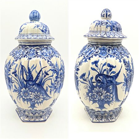 Manifattura di Delft. Coppia di potiches baccellate in ceramica dipinta a motiv