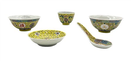 Lotto composto da due ciotole, una tazzina e un piattino e un cucchiaino da bro