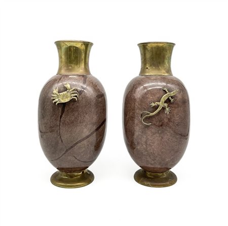 Coppia di vasi in ottone e scagliola dipinta a finto marmo di forma ovoidale co