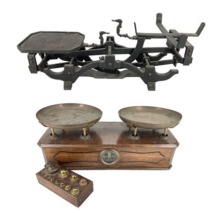 Lotto composto da due bilance di cui una in ferro ed una in legno con vasche in