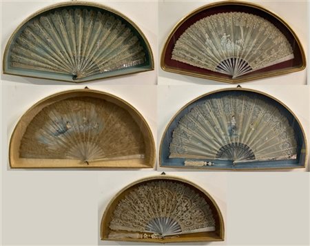 Gruppo di cinque ventagli con stecche in madreperla e tessuto dipinto, in teche