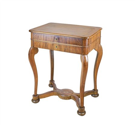 Tavolo da lavoro a due cassetti impiallacciato in noce, gambe sagomate riunite