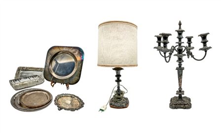 Cartone contenente numerosi oggetti in metallo argentato e altri materiali di d