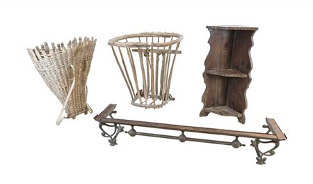 Lotto composto da due gerle, una mensola Liberty ed una piccola étagère (difett