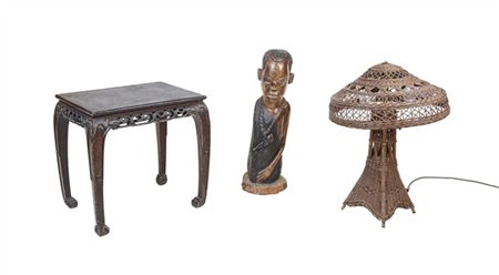 Lotto composto da un tavolino in stile orientale (cm 48x46x38), una lampada in