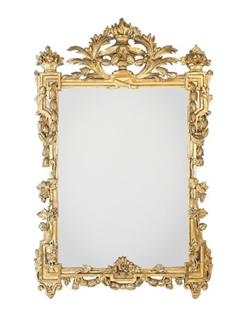 Specchiera con cornice in legno intagliato e stucco dorato a tralci e grappoli