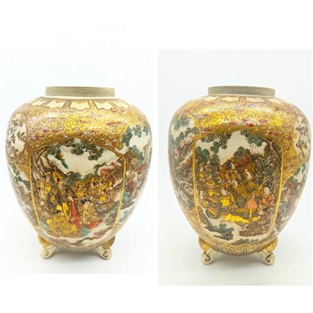 Coppia di potiche in porcellana Satsuma decorate da figure in armatura tra paes