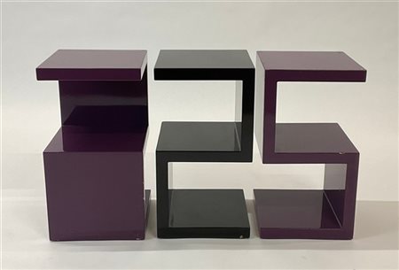 Lotto composto da tre basi sagomate in legno verniciato viola e nero. Italia, a