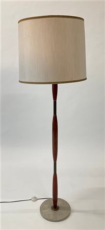 Lampada da terra con fusto in legno e ottone e base in travertino circolare. It