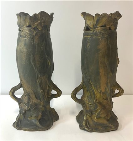 Coppia di vasi Liberty. Italia, 1920ca. Fusione metallica dorata. (h cm 29,5)