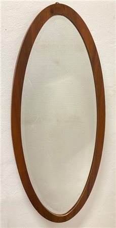 Specchiera ovale con cornice in legno. Italia, anni '70. (cm 58x134)