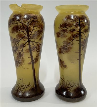 Manifattura francese Coppia di vasi in vetro soffiato a stampo nei toni del gial