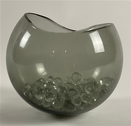 Vaso di forma sferica e orlo tagliato in vetro fumé contenente numerose piccole