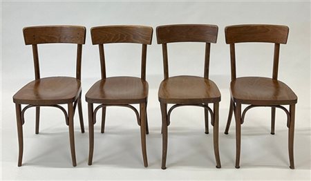 Thonet Gruppo di quattro sedie in legno con schienale a giorno. Cecoslovacchia,