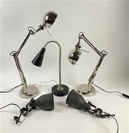 Lotto composto da tre lampade da tavolo, di cui due a pantografo in metallo cro