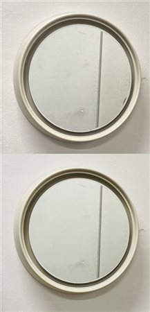 Coppia di specchi circolari con struttura in legno laccato bianco. Italia, anni