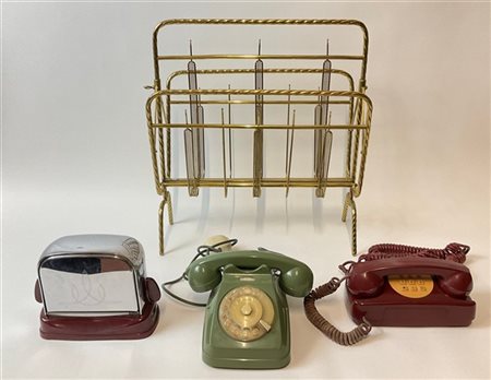 Lotto composto da un portariviste in ottone, anni '70, un tostapane in bachelit