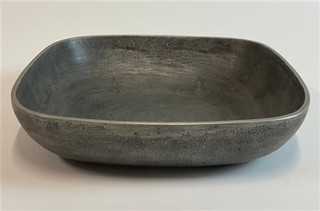 Rizzato Centrotavola in fusione metallica di forma quadrata. Firmato a incussion